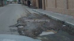 На ул.Валдайская возле дома №13 на недавно отремонтированной дороге появились ямы (фото)
