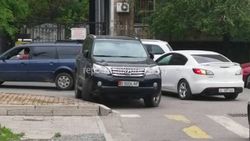 На Исанова - Сыдыкова водитель «Лексуса» нахально припарковался на проезжей части перекрестка (фото)