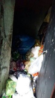 Жители города Токмок жалуются на мусор в одной из квартир в доме районе площади