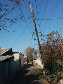 В переулке Ашхабадском накренился электрический столб, - бишкекчанин (фото)