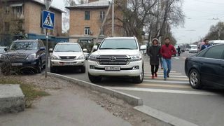 В Бишкеке водители устроили парковку на остановках, пешеходных переходах, тротуарах, газонах <i>(фото)</i>