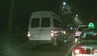 Возле столичной школы №13 маршрутка сбила пешехода на «зебре», выехав на встречку <i>(видео)</i>