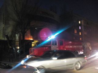 На ул.Уметалиева горит кафе, расположенное в здании магазина «Триада» <i>(фото)</i>