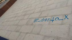 Вандал оставил надписи на площади Ала-Тоо