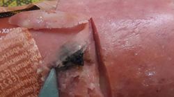 В колбасе «Тойбосс» найден черный порошкообразный комок <i>(фото)</i>