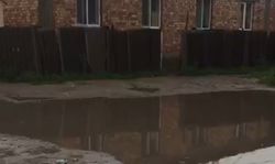 На ул.Кудрука нет дренажных арыков и дождевая вода топит дворы домов (видео)