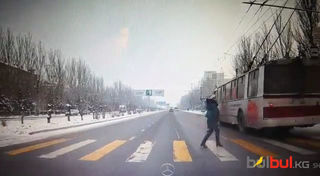 Троллейбус на Южной магистрали на «зебре» не пропустил пешехода <i>(видео)</i>