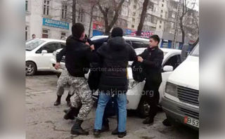 Видео — Водители подрались на проезжей части в центре Бишкека