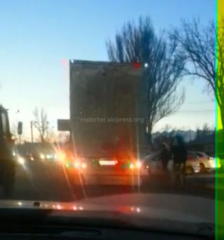 В Бишкеке на Жибек Жолу - Фучика столкнулись грузовик и машина <i>(видео)</i>