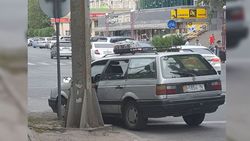 На Абдрахманова - Токтогула таксисты нарушают правила парковки (фото)
