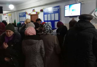В ЦСМ №12 в Бишкеке образовалась очередь (фото)