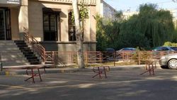 Бишкекчанин интересуется, законна ли установка ограничителей парковки на улице Айтиева №17/1?