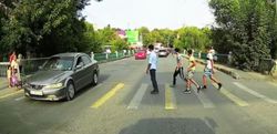 В Оше на ул. Нурматова автомобили не пропускают людей на пешеходном переходе (видео)