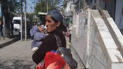 На ул. Байтик Баатыра на остановке попрошайничает женщина с ребенком (фото)