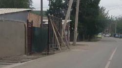 На Сельсоветской - Орозова установили ворота частного дома впритык к дороге (фото)