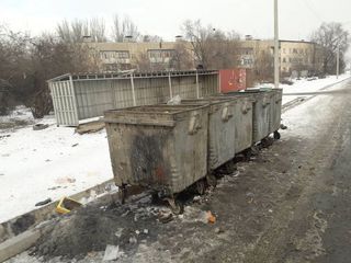 В Бишкеке мусорные контейнера во многих местах расположены на дороге (фото)