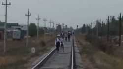 В жилмассиве Ала-Тоо-3 ученики ходят в школу №82 и обратно домой по железной дороге (фото)