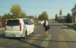 На улице Фрунзе водитель «Тойоты» чуть не сбил девочку на «зебре» <i>(видео) </i>