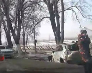 На объездной дороге машина врезалась в дерево <i>(видео с места ДТП)</i>