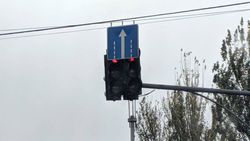 На Фучика-Ден Сяопина знак закрывает светофор