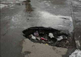 На тротуаре на ул.Жукеева-Пудовкина образовалась яма (фото)