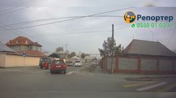 В Бишкеке водитель чуть не сбил ребенка на пешеходе <i>(видео)</i>