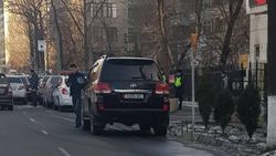 В Бишкеке «Тойота» несмотря на штраф до сих пор ходит затонированной и с подложным номером <i>(фото)</i>