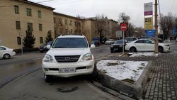 На Токтогула-Орозбекова «Лексус» припарковали на перекрестке. Фото