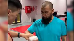 Муфтий Кыргызстана Максатбек Токтомушев отрабатывает технику боксирования. Видео