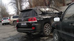 На улице Ибраимова припаркована полностью тонированная «Тойота Ленд Крузер». <b>Фото</b>