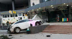 Автомашина пробила ограждение и едва не влетела в здание «Космопарка». Видео, фото