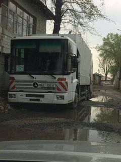Горожанин просит убрать грузовик с проезжей части ул.Осташковской в Кызыл-Аскере