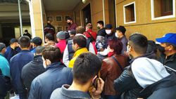 В комендатуре Бишкека очередь за пропусками. Видео, фото