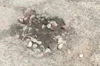 Жительница столицы жалуется на ямы на ул.Жукеева-Пудовкина (видео)