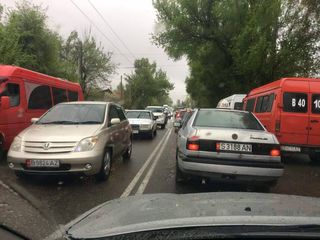 На участке ул.Баялинова в Бишкеке ежедневные пробки (фото)