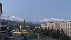 Красивый вид на горы из Бишкека. Фото