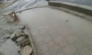 Жители мкр Джал просят отремонтировать отрезок тротуара на ул.Ахунбаева (фото)