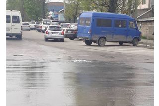 В Бишкеке на Бейшеналиевой-Рыскулова из колодца бежит вода (видео)