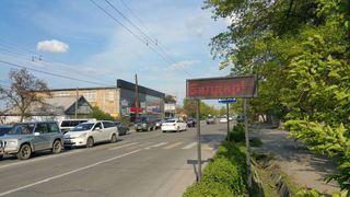 Информационный экран ГУОБДД на Ахунбаева-Матросов закрывает собой пешеходный знак