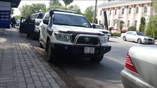 Бишкекчанин просит на всех остановках установить дорожный знак 5.12, чтобы машины не парковались