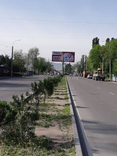 Житель Бишкека просит проверить, правильно ли установлен рекламный щит над газопроводом на ул.Валиханова (фото)