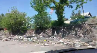Участок ул.Айтматова в Бишкеке утопает в мусоре (видео)