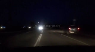 На ул.Анкара в Бишкеке моргают фонари ночного освещения (видео)