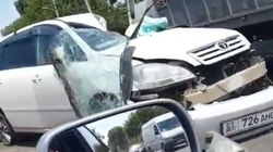 «Тойота Ипсум» столкнулась с грузовиком. Видео с места аварии
