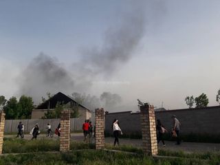 Видео, фото — В Кызыл-Аскере во дворе дома произошел пожар