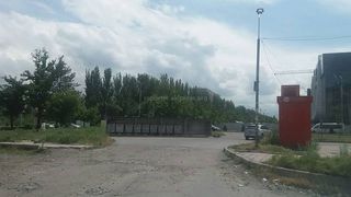 В Бишкеке внутридворовая дорога в районе пересечения пр.Айтматова и ул.Масалиева в ямах (фото)