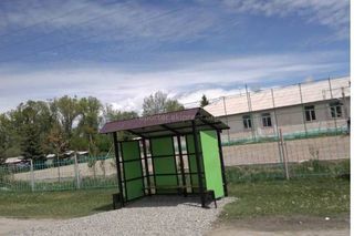 На Иссык-Куле выпускники построили остановку на 30 тыс. сомов <i>(фото)</i>