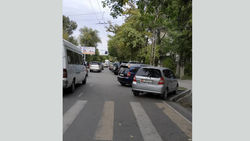 Припаркованные авто на ул.Лермонтова занимают полосу движения, создавая аварийную ситуацию (фото)