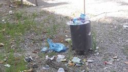 Горожанин жалуется на мусор на детской площадке на ул.Токтоналиева. Фото