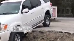 В Сокулуке «Тойота» застряла, пытаясь съехать с дороги. Видео